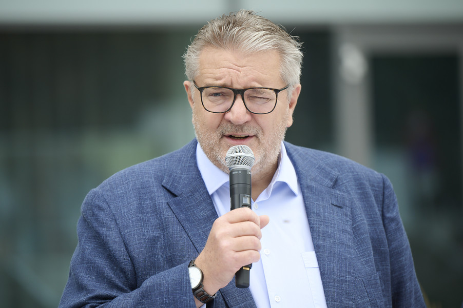 Bild 6 | Montagestart der Photovoltaikanlage am neuen Büroturm, AKH Wien