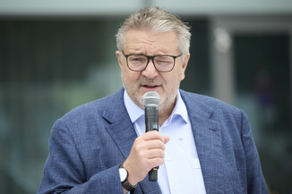 Bild 6 | Montagestart der Photovoltaikanlage am neuen Büroturm, AKH Wien