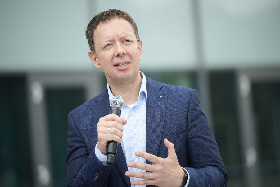 Bild 9 | Montagestart der Photovoltaikanlage am neuen Büroturm, AKH Wien