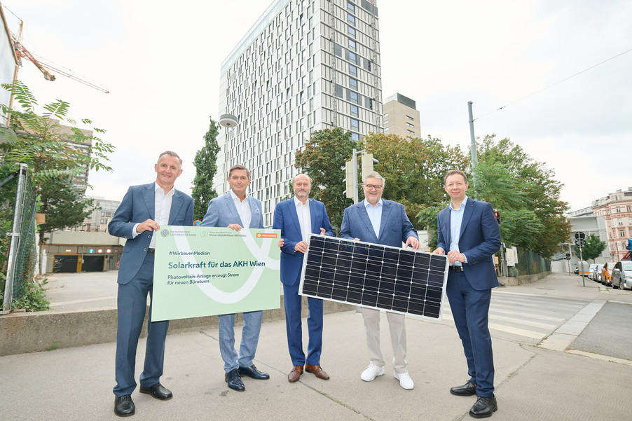 Bild 1 | Montagestart der Photovoltaikanlage am neuen Büroturm, AKH Wien