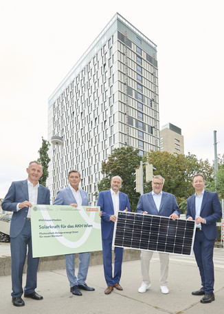 Bild 10 | Montagestart der Photovoltaikanlage am neuen Büroturm, AKH Wien