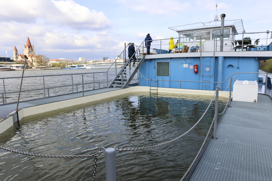 Bild 30 | Europas erste schwimmende Aufzuchtstation für Störe eröffnet auf der Donau in Wien