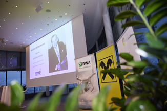 Bild 12 / 209